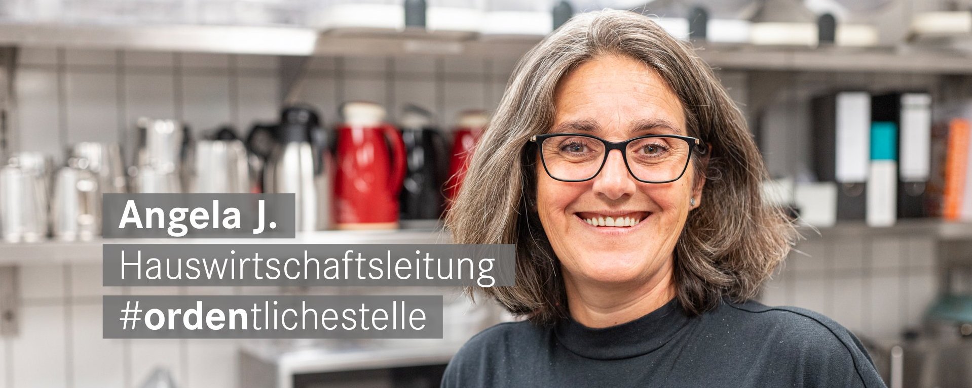 Hauswirtschaftsleitung mit hellbraunen Augen laechelt freundlich in die Kamera