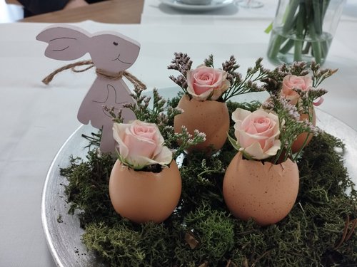 Osterschmuck: Eier auf Moosflechten mit einem aus Holz geschnitztem Hasen