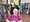 Im Kleidermarkt: Eine alte Frau im Rollstuhl und eine Pflegerin lächeln in die Kamera